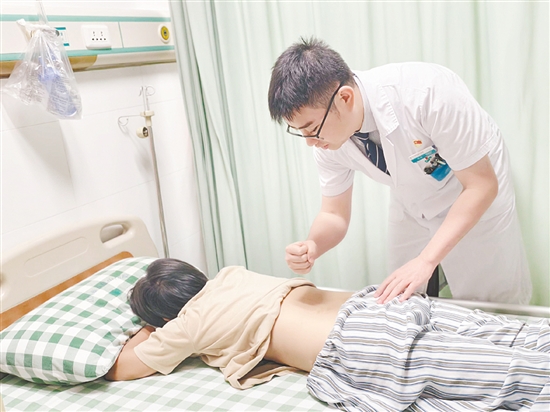 醫(yī)生對(duì)患者進(jìn)行檢查。