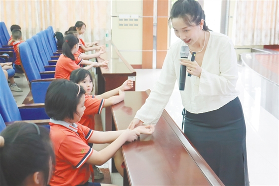 老師向學生講述中醫(yī)藥知識。