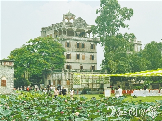 ▲當(dāng)天，不少市民、游客到自力村景區(qū)游玩，在賞碉樓的同時(shí)參與嘉年華的各項(xiàng)活動(dòng)。