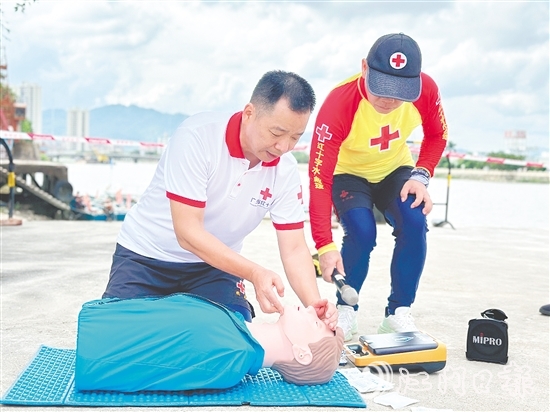 紅十字會培訓(xùn)導(dǎo)師現(xiàn)場示范急救方法。