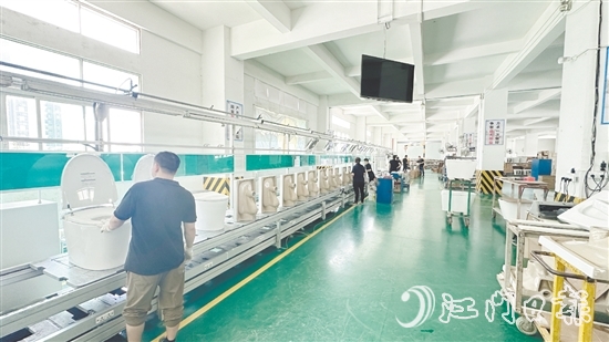 金牌潔具已在廣東開平、佛山設(shè)立多個生產(chǎn)基地，年產(chǎn)能超過300萬件，生產(chǎn)面積逾30萬平方米，員工總數(shù)超過2000人。