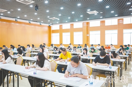 來自開平全市工會(huì)系統(tǒng)的經(jīng)審業(yè)務(wù)骨干同臺(tái)競技，上演一場精彩的專業(yè)技能“大練兵”。