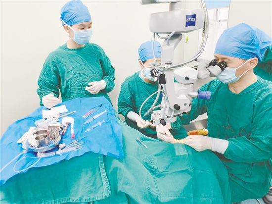 醫(yī)生為患者進行手術(shù)。