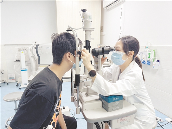 醫(yī)生為患者進行眼部復(fù)查。