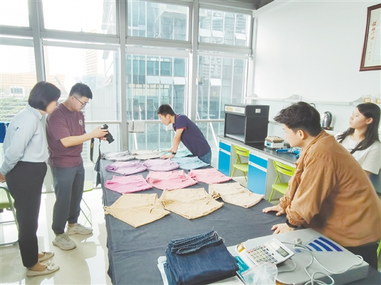 師生走進企業(yè)觀摩學(xué)習。