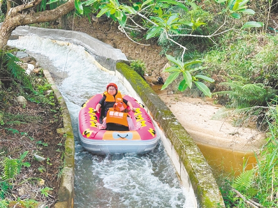 夏天，許多市民游客都熱衷漂流。