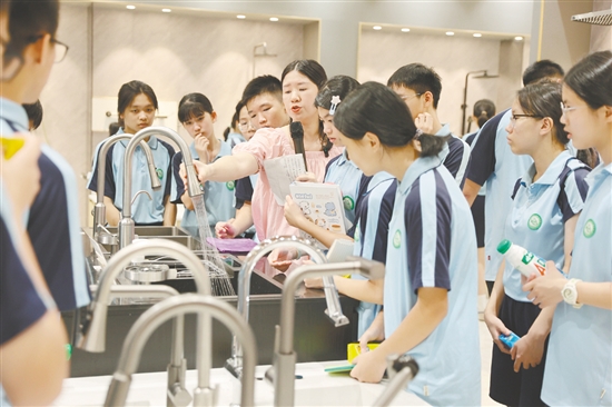 學生參觀企業(yè)展廳，了解現(xiàn)代企業(yè)管理理念。