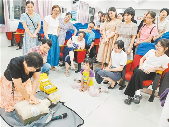 當(dāng)天還舉行了教職工應(yīng)急救護(hù)培訓(xùn)。