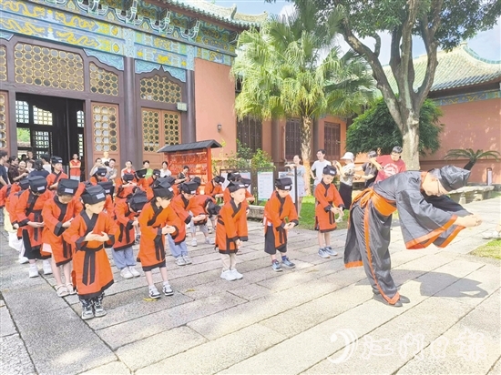 現(xiàn)場，30名身穿傳統(tǒng)漢服的新學(xué)員到大成殿行拜師禮。