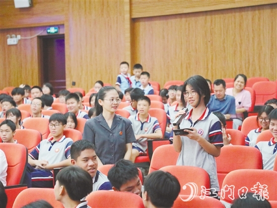 庭審結(jié)束后，承辦法官圍繞被告人犯罪行為，以案釋法，與學(xué)生互動(dòng)。