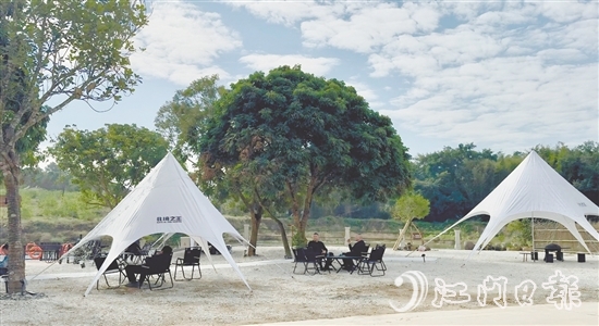 臺山的山海正以最溫柔的姿態(tài)敞開懷抱，這個夏天，不必遠(yuǎn)赴千里，只需驅(qū)車短距離便能在這里踏入一片融合自然秘境與人文韻味的露營天堂。