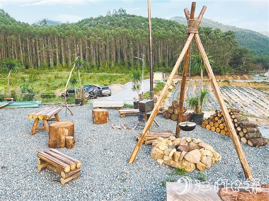 ▲臺山本地民宿創(chuàng)新打造了草坪公園、野餐區(qū)域，配備相關(guān)設(shè)施供游客露營、野餐使用。