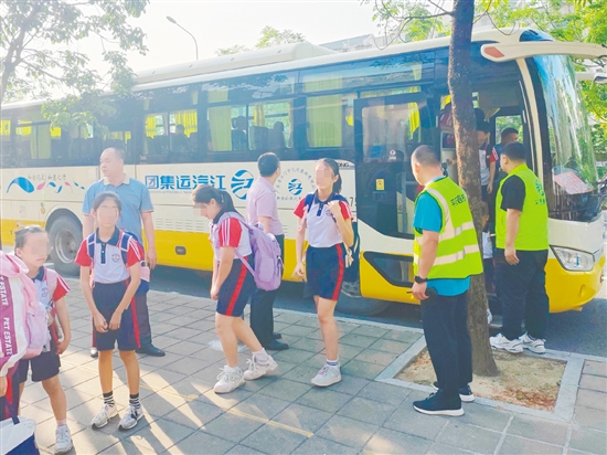 新會(huì)區(qū)“點(diǎn)單式”定制公交服務(wù)讓許多學(xué)校成為受益者。