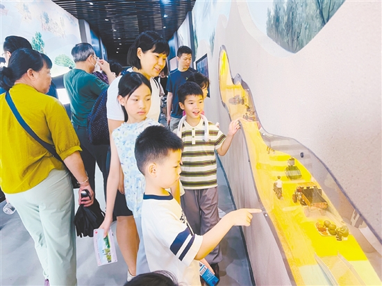 親子家庭在小鳥(niǎo)天堂生態(tài)體驗(yàn)館學(xué)習(xí)參觀(guān)。