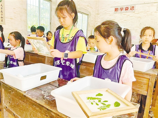 荷溪星舍民宿將歷史文化和鄉(xiāng)村自然生態(tài)有機(jī)結(jié)合，定期開(kāi)展手工實(shí)踐活動(dòng)。