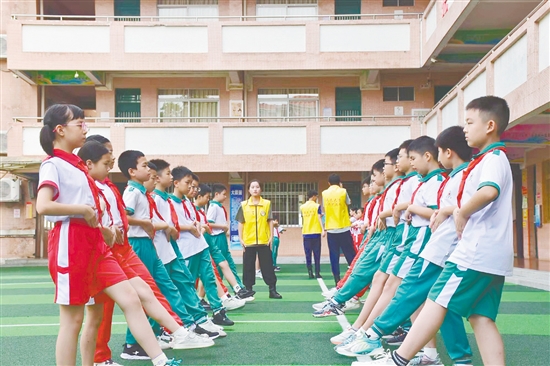 同學(xué)們?cè)谡J(rèn)真訓(xùn)練。