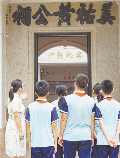 學校組織開展德育活動，通過講述校史中的革命故事，讓學生了解那段崢嶸的歷史。