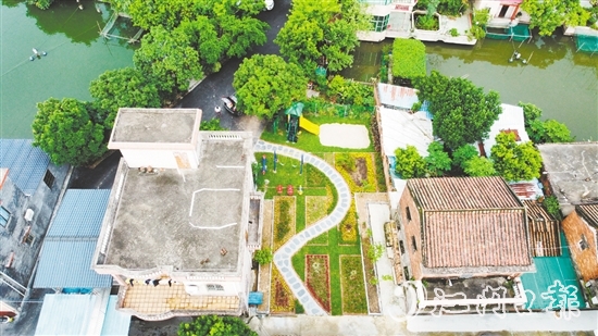 雙橋村完善基礎(chǔ)設(shè)施、提升人居環(huán)境，實(shí)現(xiàn)了村莊的美麗蝶變。