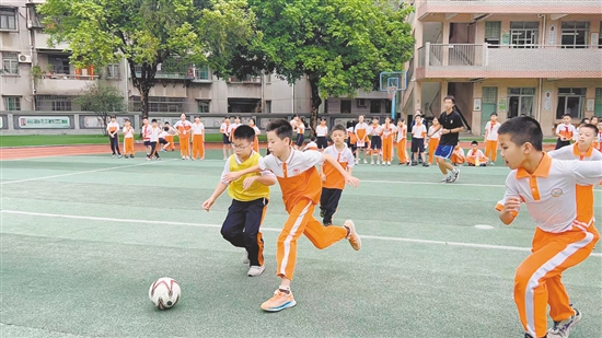 球員們?cè)趫?chǎng)上展開(kāi)角逐。