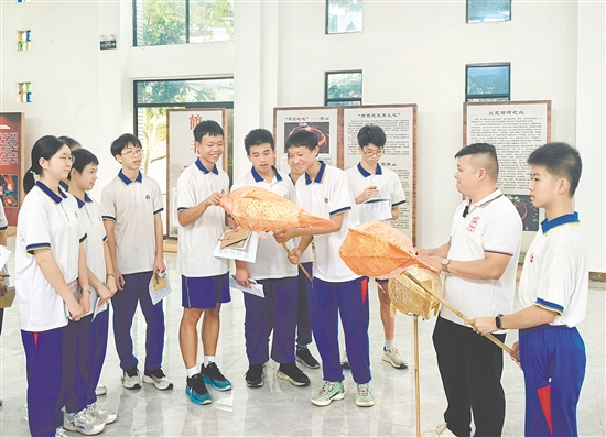 學(xué)生動(dòng)手制作魚燈，感受傳統(tǒng)文化魅力。