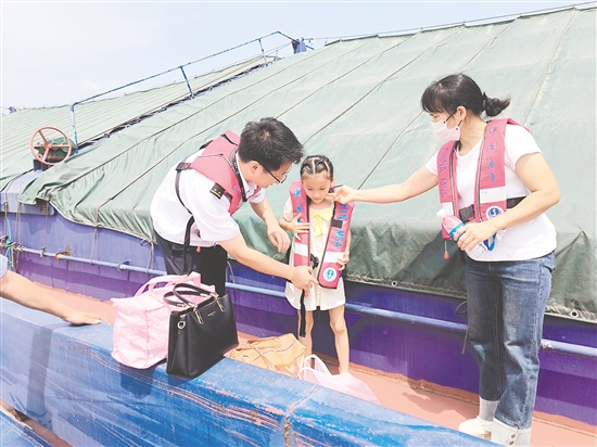 江門開平海事處及時將船上人員撤離至岸上安全地帶。