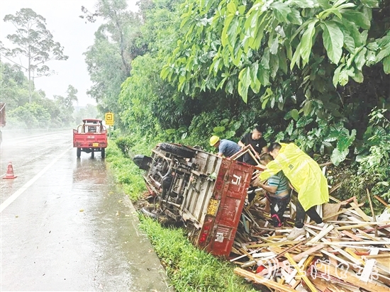 江門市恩平公路事務(wù)中心公路巡查工作人員幫助受臺風(fēng)影響導(dǎo)致三輪車側(cè)翻的群眾。