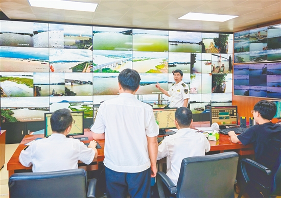 江門海事部門利用船舶防臺風指揮管理系統(tǒng)，通過“信息化+網(wǎng)格化”構建起全覆蓋管理體系。