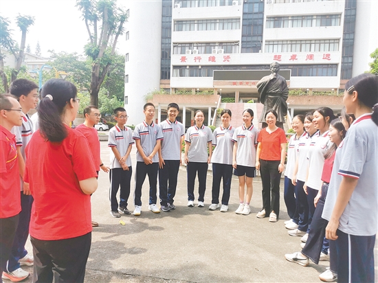 中考放榜后，景賢學校部分師生相聚校園，分享喜悅。
