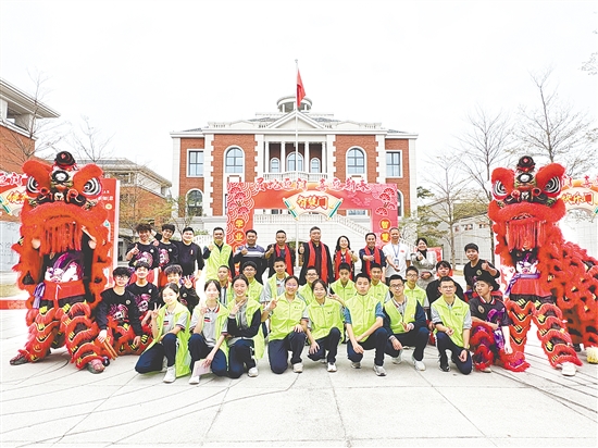 景賢學校十分重視德育。圖為開學儀式上的師生志愿者合影。