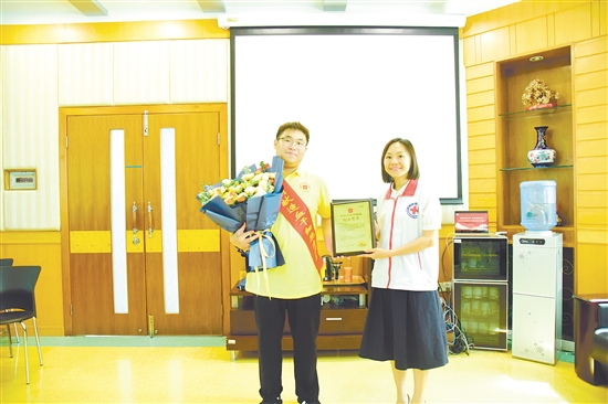 江門市紅十字會為陳杰峰頒發(fā)榮譽(yù)證書。