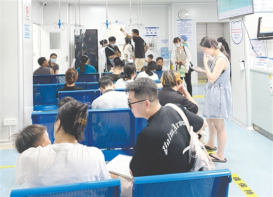 家長帶著孩子在候診。