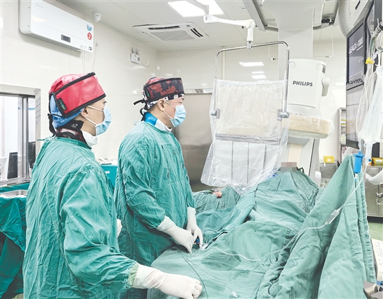 醫(yī)生為患者進(jìn)行手術(shù)。