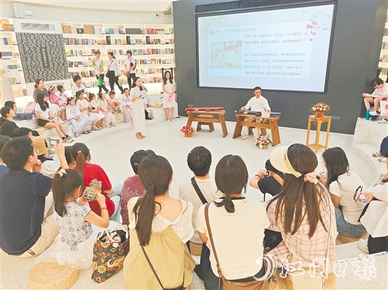 活動(dòng)通過古琴演奏、經(jīng)典誦讀、家風(fēng)宣講等形式，為市民帶來沉浸式的文化體驗(yàn)，助力“悅讀開平”建設(shè)。