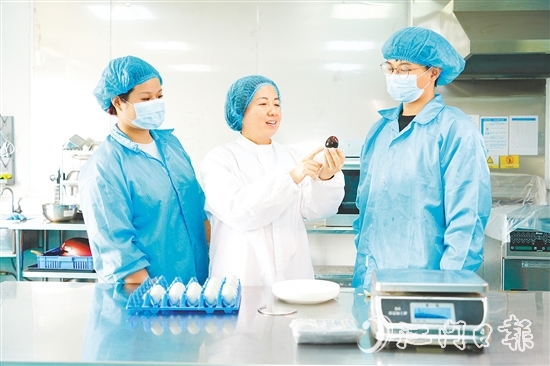 在培訓室里，梁艷芬（中間白衣）和大家交流蛋品檢測方式。