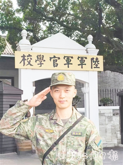 黃永陽曾是空軍機(jī)務(wù)兵，如今是開平市農(nóng)業(yè)科學(xué)研究所技術(shù)員，在田野間續(xù)寫“守護(hù)”的故事。