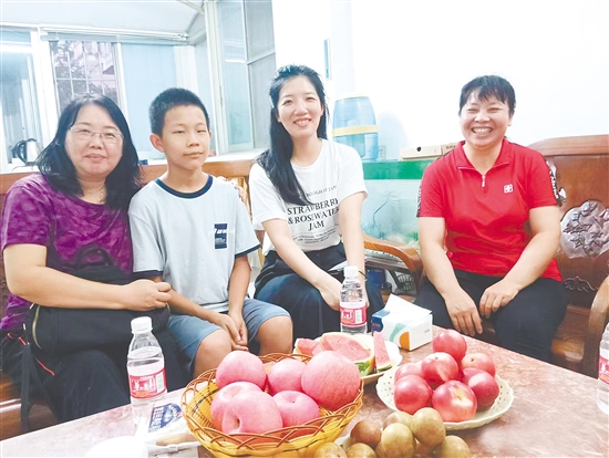 謝王亮與老師、母親（右一）合影。