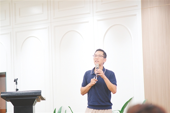 嘉賓在現(xiàn)場演講。