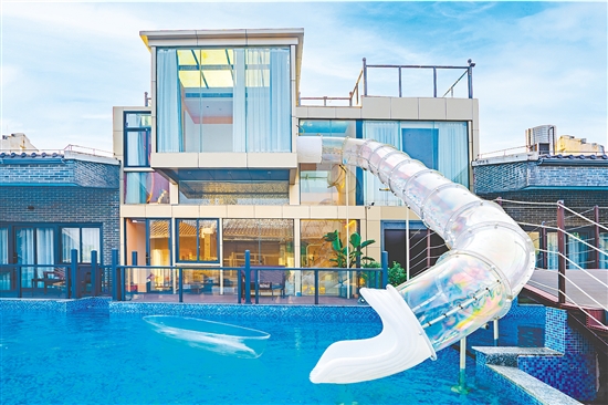 臺(tái)山嶺南僑水度假村以“水上樂(lè)園+親水別墅”為特色。