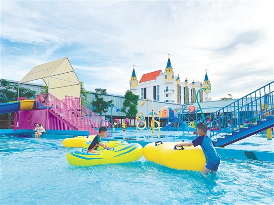 這個(gè)夏天，親子酒店搭配水上樂(lè)園更受親子家庭青睞。