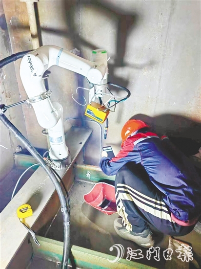 焊接機(jī)器人小巧輕便，接上電源，便可對著鋼板開始焊接。