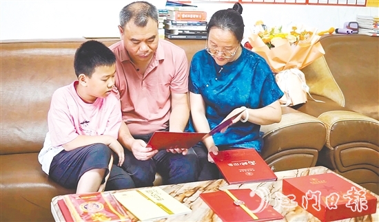 何宇曦被國防科技大學(xué)錄取，他的家人非常欣慰。