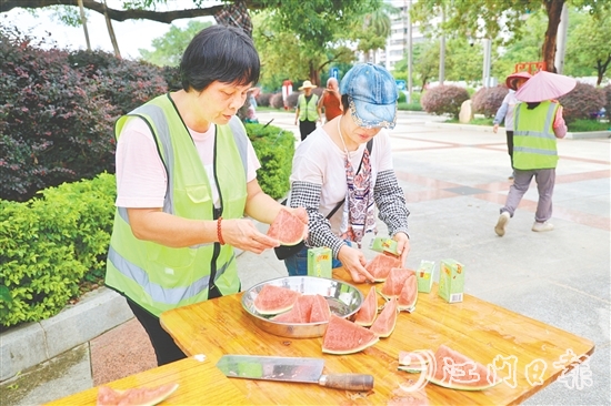 環(huán)衛(wèi)工人收到西瓜和清涼飲料。