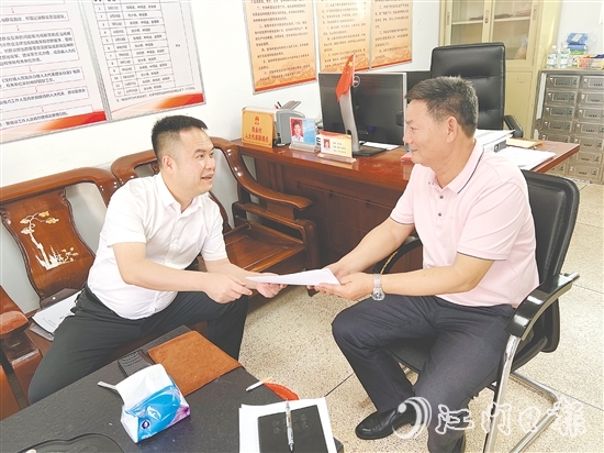 吳泓汛（左）著力構(gòu)建“一站式”矛盾調(diào)處平臺，讓群眾煩心事有處說、有人管。