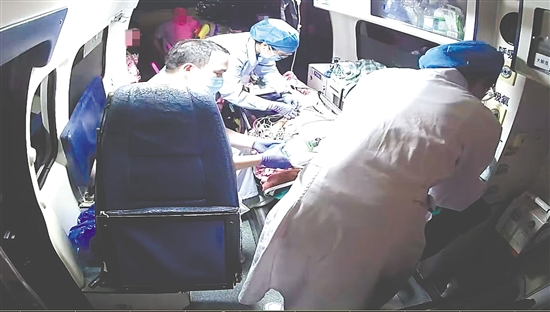 待患者生命體征穩(wěn)定，醫(yī)護(hù)人員將其轉(zhuǎn)運(yùn)至醫(yī)院搶救。