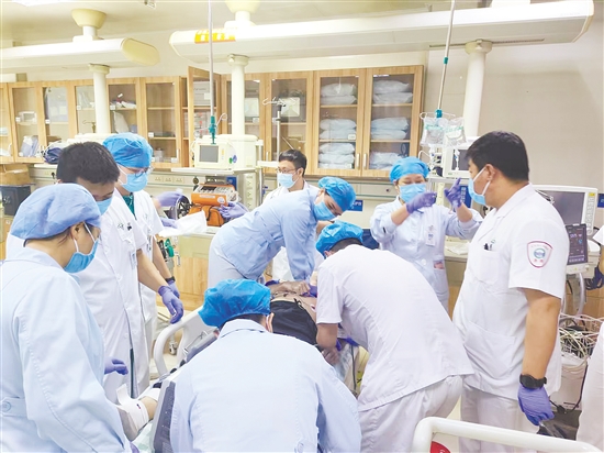 醫(yī)護(hù)人員為患者開展院內(nèi)救治。