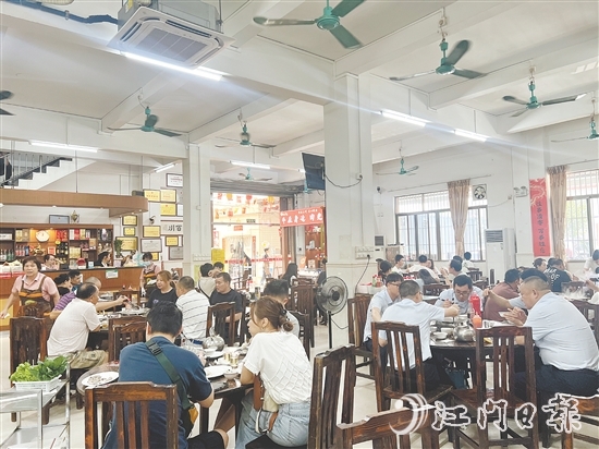 “溫三爺牛世家”餐館吸引無數(shù)食客前來打卡。