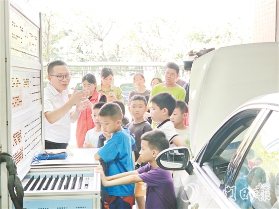 方镕城向社區(qū)居民普及新能源汽車知識。