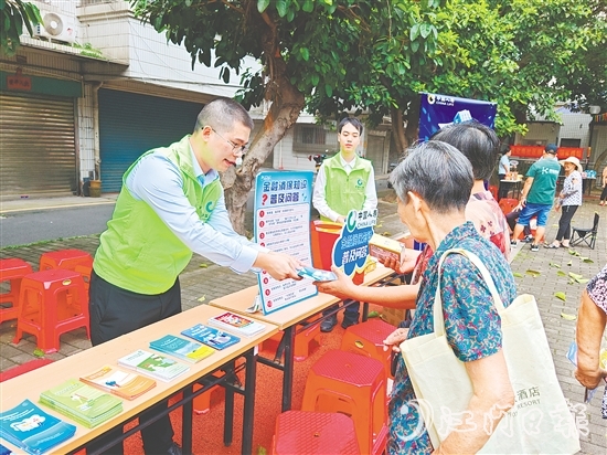 江門保險行業(yè)深入一線開展保險知識宣傳活動。