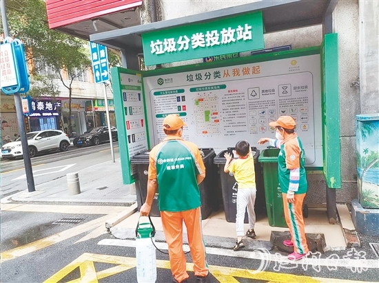 鶴山市大力推進(jìn)垃圾收集點(diǎn)整改工作，讓生活垃圾分類投放更便捷、規(guī)范。