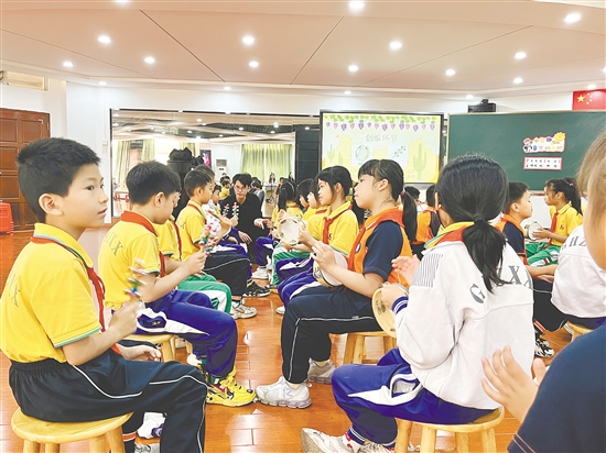 余杰聰以學(xué)生們喜聞樂見的方式，帶領(lǐng)大家走進(jìn)充滿魅力的音樂世界。